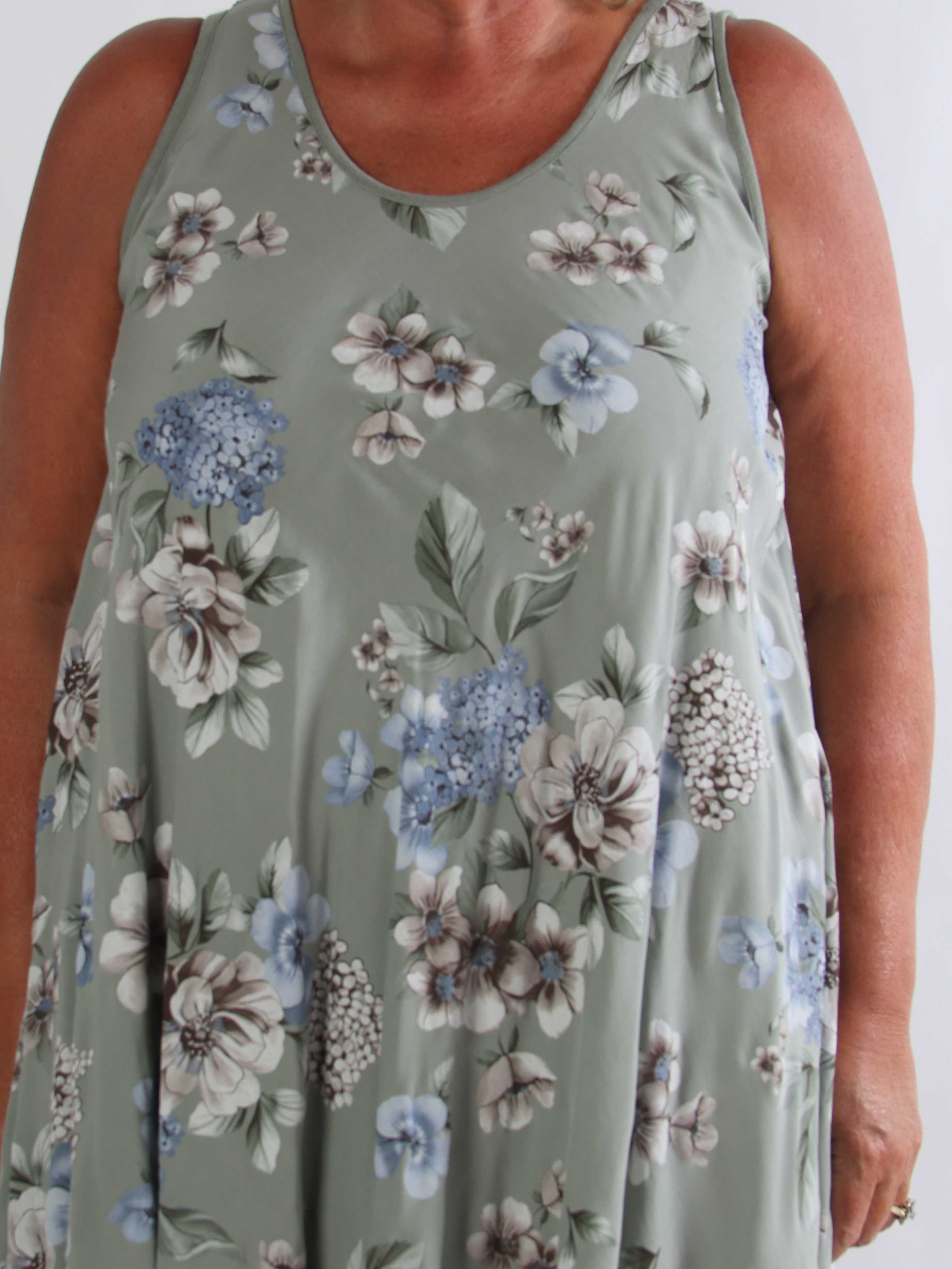 Saline - Sød plus size sommerkjole i viskose med blomsterprint